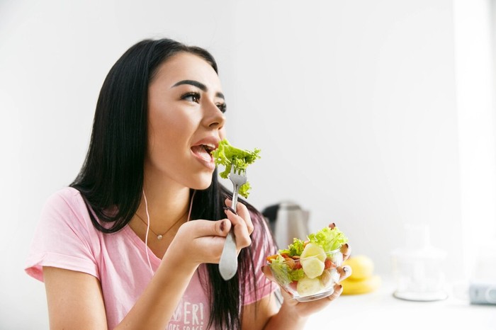 Ilustrasi makan makanan sehat/Foto: Freepik.com/freepic.diller