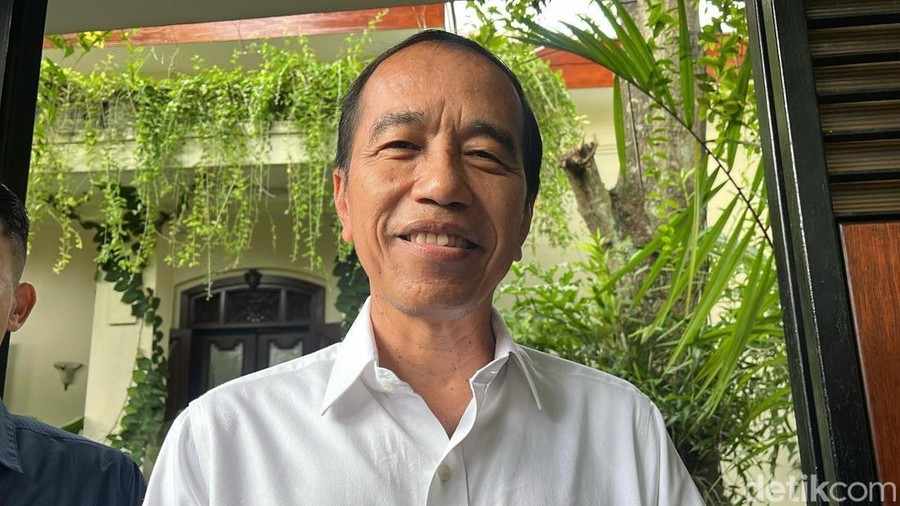 Presiden ke-7&comma; Joko Widodo ditemui di Kediaman pribadinya&comma; Sumber&comma; Banjarsari&comma; Solo&comma; Kamis &lpar;13&sol;2&sol;2025&rpar;&period;