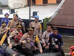 Kapolrestabes Makassar Salurkan Bantuan ke Warga Terdampak Banjir di Manggala