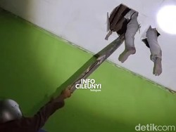 Video Maling Motor Kabur Berakhir Nyangkut di Plafon Warga Bandung