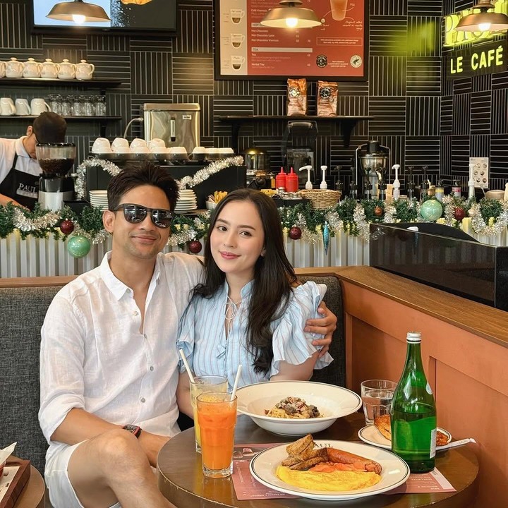 <p>Di tengah kesibukan, Lucky tetap menyediakan waktu untuk bersama Lidi. Salah satu <em>quality time</em> pasangan ini adalah makan romantis bersama. (Foto: Instagram @lidibrugman)</p>