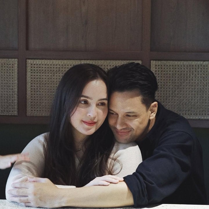 <p>Hampir lima tahun menikah, rumah tangga Lucky dan Lidi selalu harmonis dan jauh dari gosip miring. Pasangan ini tampaknya memilih untuk tidak terlalu mengekspos kehidupan pribadi ke publik, dan lebih memilih media sosial sebagai wadah untuk membagikan kehidupan keluarga. (Foto: Instagram @lidibrugman)</p>