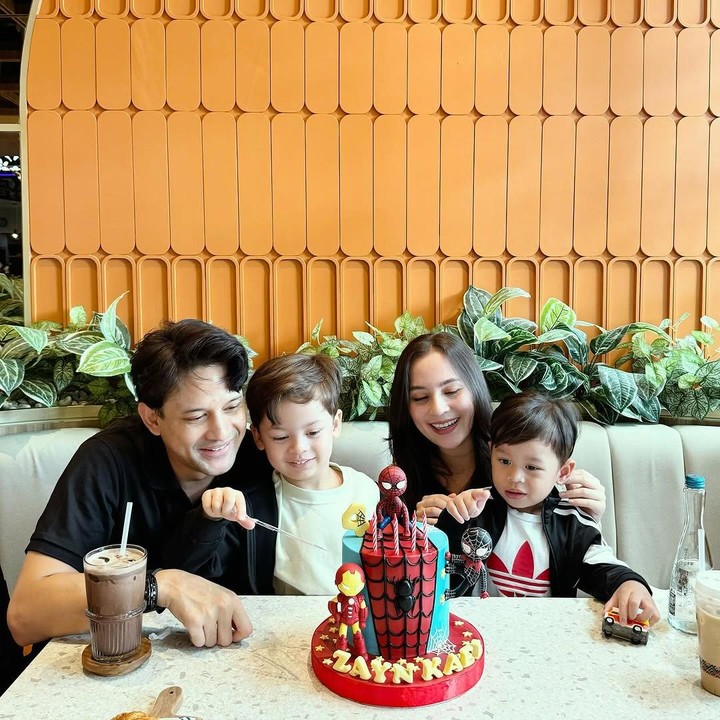 <p>Kehidupan pribadi aktor Lucky Perdana jauh dari sorot media. Lucky diketahui menikah dengan Lidi Brugman pada tahun 2020, Bunda. Dari pernikahan ini, Lucky dan Lidi dikaruniai dua anak, yakni Zayn Kael Callisto dan Zayden Kai Callisto. (Foto: Instagram @lidibrugman)</p>