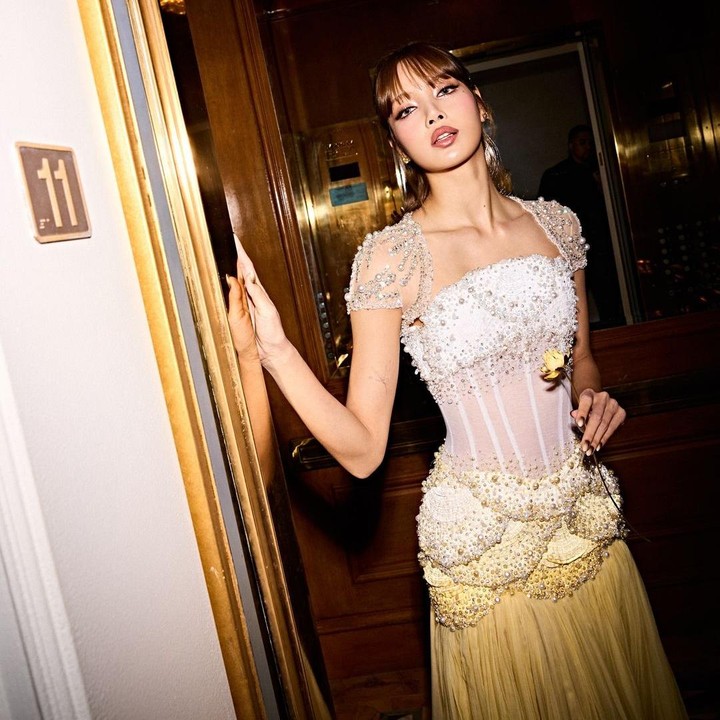 <p>Pada <em>postingan</em> itu, Lisa terlihat memesona mengenakan <em>dress</em> perpaduan warna putih dan kuning dilengkapi dengan pernak-pernik yang membuatnya berkilau. "Malam ajaib di <em>The White Lotus premiere,"</em> tulis Lisa, dikutip dari laman <em>Instagram@lalalalisa_m,</em> Kamis (13/2/2025). (Foto: Instagram@lalalalisa_m)</p>