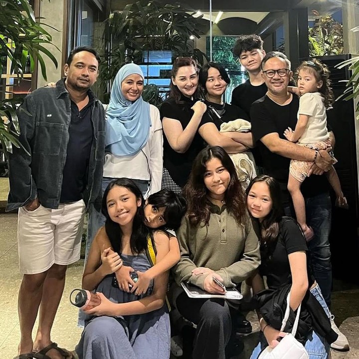 <p>Setelah keduanya menikah dan memiliki anak, persahabatan Mona dan Meisya kembali meluas. Kini, anak-anak dan suami keduanya juga menjalin hubungan yang dekat seperti keluarga. (Foto: Instagram @monaratuliu)</p>