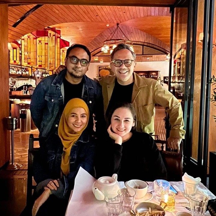 <p>Persahabatan keduanya terjalin karena peran dari suami Mona Ratuliu, yakni Indra Brasco. Saat masih berpacaran, Indra dan Mona pertama kali bertemu Meisya. Indra lalu meminta Mona untuk mendeketi Meisya karena saat itu ia baru datang ke Jakarta dari Bandung untuk meniti karier. (Foto: Instagram @monaratuliu)</p>