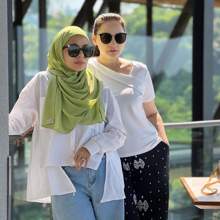 <p>Berkarier di dunia hiburan membuat Mona dan Meisya saling mendukung karier masing-masing. Keduanya juga pernah bekerja sama bareng, Bunda. Baru-baru ini, Mona dan Meisya bahkan membuat program podcast bersama dengan beberapa Bunda Seleb lainnya. (Foto: Instagram @monaratuliu)</p>