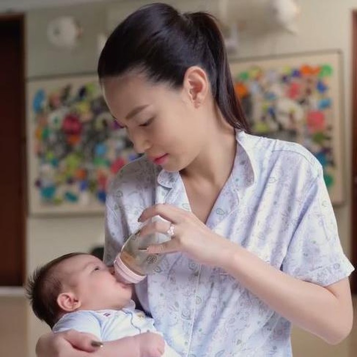 <p>Di tengah kesibukannya bekerja, Patricia selalu menyempatkan diri memberikan ASI ke putrinya. Model kelahiran Jakarta ini beberapa kali membagikan momen saat mengASIhi baby Zoe di akun Instagram miliknya. (Foto: Instagram @patriciagouw)</p>