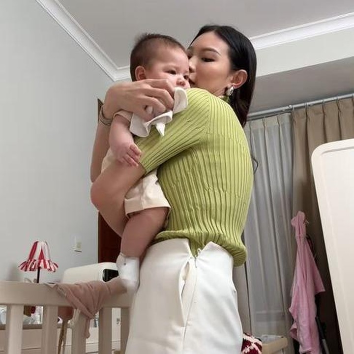 <p>Setelah memberikan ASI, Patricia biasanya akan menggendong sang putri. Ia akan menepuk punggung Zoe secara perlahan untuk membantu anaknya sendawa. (Foto: Instagram @patriciagouw)</p>