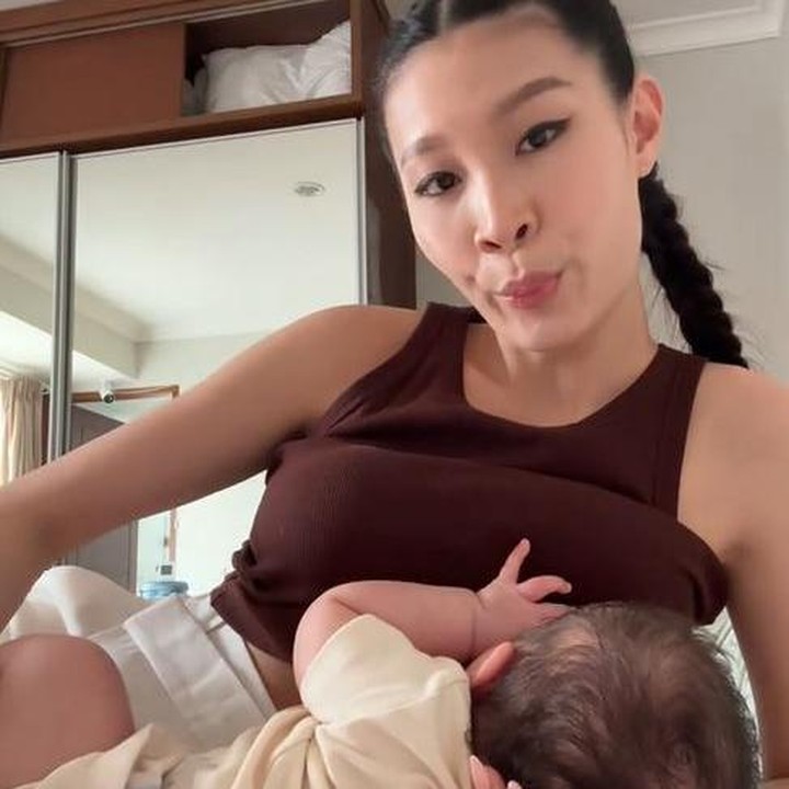 <p>Selama mengASIhi Zoe, Patricia pernah mengalami sumbatan di saluran ASI hingga bengkak payudara. Namun, ia telah melalui semuanya dengan mengonsumsi ASI booster, Bunda. (Foto: TikTok@patriciagouw)</p>
