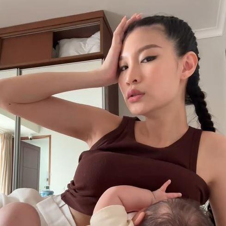 <p>Tak hanya memberikan ASI perah, Patricia juga kerap menyusui langsung putrinya. Ia tampaknya berkomitmen untuk memberikan pengasuhan yang terbaik bagi putri semata wayangnya, Zoe. (Foto: TikTok @patriciagouw)</p>