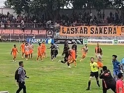 Laga Persekabpas Vs Tornado FC Berakhir Ricuh