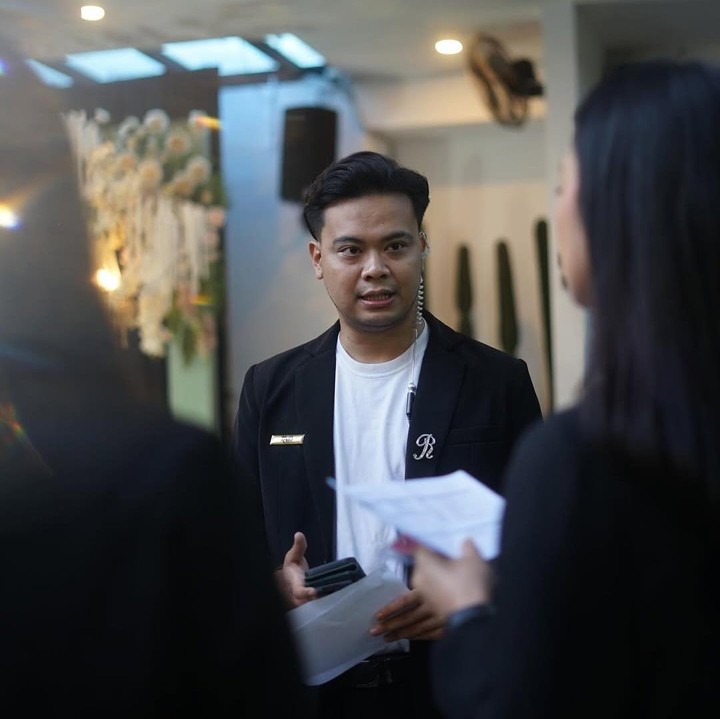 <p>Dalam laman Instagramnya, pria 30 tahun ini kerap membagikan pekerjaannya menangani client. Ada yang tertatik terjun di bisnis yang sama, Bunda? (Foto: Instagram: @mrezanugrah)</p>