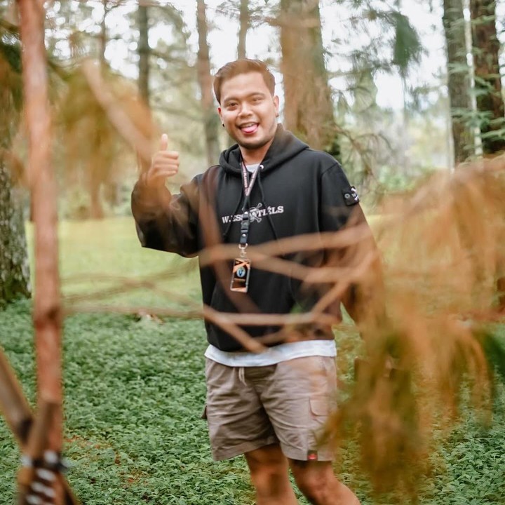 <p>Bunda masih ingat dengan salah satu anggota boyband SMASH, Reza Anugrah? Jarang terlihat tampil di lacar kaca, ternyata Reza sudah banting setir menjadi pengusaha Wedding Organizer (WO). (Foto: Instagram: @mrezanugrah)</p>