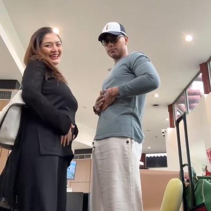 <p>Penyanyi dangdut Siti Badriah sebentar lagi melahirkan anak keduanya, Bunda. Selama menjalani kehamilan kedua ini, Siti selalu mendapatkan dukungan penuh dari sang suami, Krisjiana Baharudin. (Foto: Instagram @sitibadriahh/ @krisjianabah)</p>