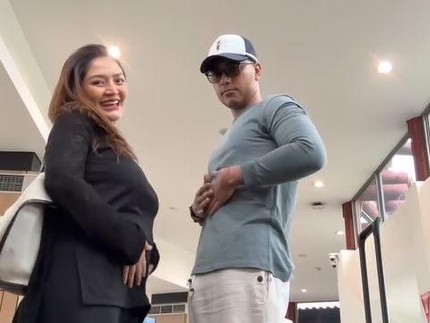 7 Potret Siti Badriah Dimanja Suami saat Hamil Kedua