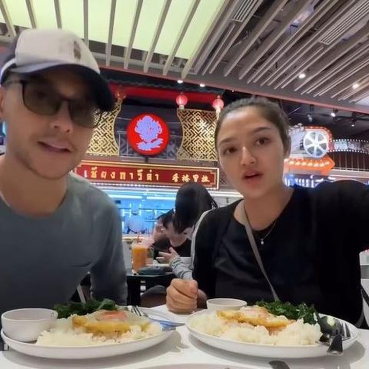 <p>Selain staycation, Krisjiana juga memanjakan Siti dengan mengantarnya ke Thailand untuk mewujudkan ngidam makan mi bakso. Krisjiana rela tidak tidur dan melakukan perjalanan singkat untuk menemani sang istri. (Foto: Instagram @sitibadriahh/ @krisjianabah)</p>