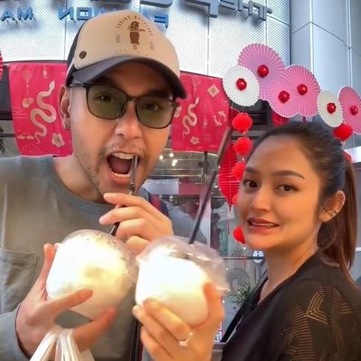 <p>Selama di Thailand, Krisjiana tak hanya mengatar Siti makan mi bakso yang diidamkannya. Ia juga mengajak Siti ke mall dan ke pasar untuk berbelanja dan kulineran makanan. (Foto: Instagram @sitibadriahh/ @krisjianabah)</p>