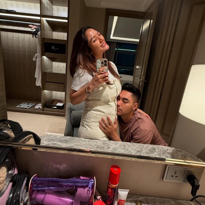 <p>Dalam satu potret yang dibagikan, Krisjiana tampak memeluk baby bump kehamilan istrinya. Di potret ini, Krisjiana dan Siti terlihat romantis dan bahagia. (Foto: Instagram @sitibadriahh/ @krisjianabah)</p>