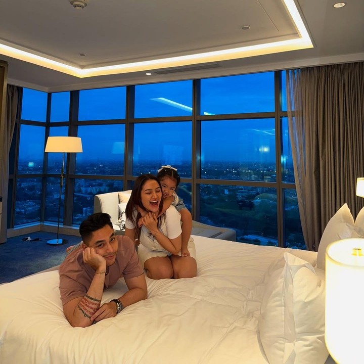 <p>Salah satu bentuk dukungan Krisjiana kepada istrinya yang hamil adalah memanjakannya. Pada akhir tahun lalu, Siti Badriah diajak staycation oleh sang suami. Pasangan yang menikah pada Juli 2019 ini juga mengajak putri mereka Xarena. (Foto: Instagram @sitibadriahh/ @krisjianabah)</p>