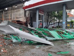 2 Orang Antre di SPBU Tertimpa Tembok Roboh Saat Surabaya Hujan Angin