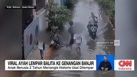VIDEO: Viral Ayah Lempar Balita ke Genangan Banjir