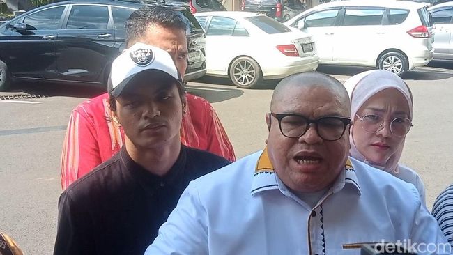 Vadel Badjideh Tampak Tegang Jalani Pemeriksaan Kasus Dugaan Tindak Asusila