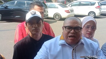 img-title Vadel Badjideh Tampak Tegang Jalani Pemeriksaan Kasus Dugaan Tindak Asusila