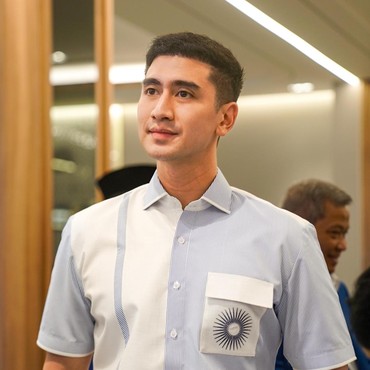 Bagi-bagi THR ke Karyawan, Isi Amplop Verrell Bramasta Bikin Salah Fokus