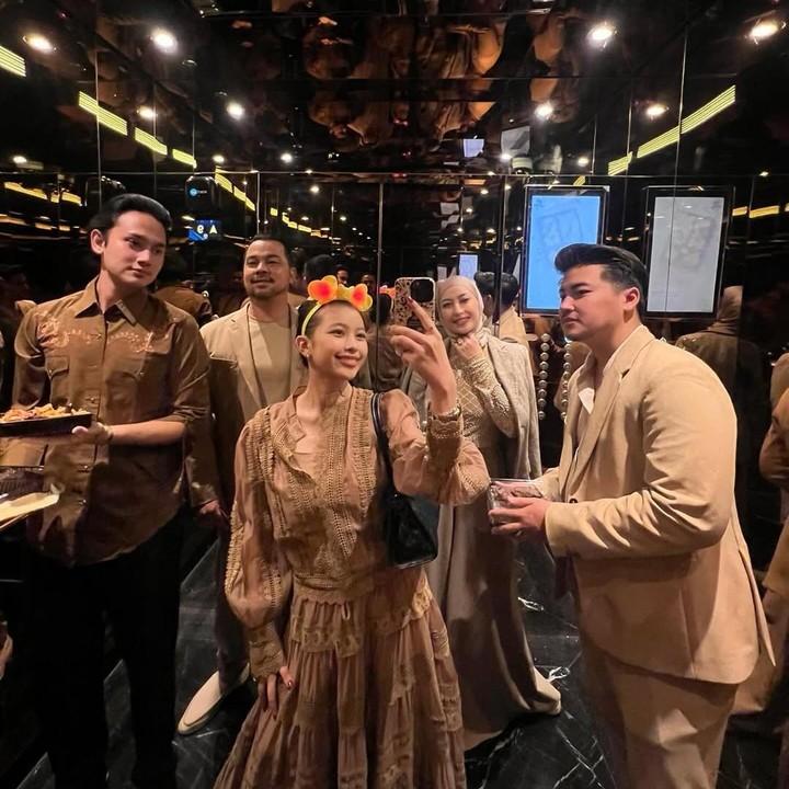 <p>Hal tersebut juga sempat disampaikan oleh Sultan kepada awak media. Ia mengatakan kondisi tersebut membuat sang putri harus terapi ke Penang, Malaysia. "Tiga bulan harus balik lagi. Kemarin sudah ketiga kali (terapi ke Penang)," ujarnya, dikutip dari laman <em>detikcom.</em> (Foto: Instagram@aqueneazizdjorghi)</p>