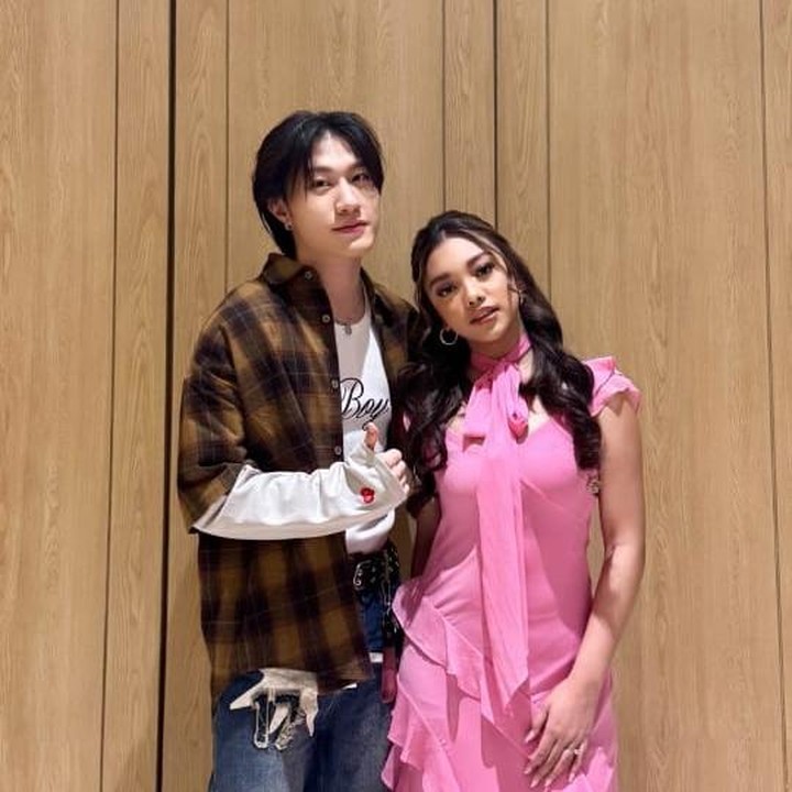 <p>Idol K-Pop, Bang Yedam, yang kini sibuk bersolo karier terlihat mengunjungi Jakarta. Kali ini kehadirannya di Indonesia untuk tampil di sebuah acara festival. Dalam festival tersebut, pengisi OST Drakor Study Group tersebut berduet dengan penyanyi Indonesia, Naura Ayu. (Foto: Instagram @_yedam_official)</p>