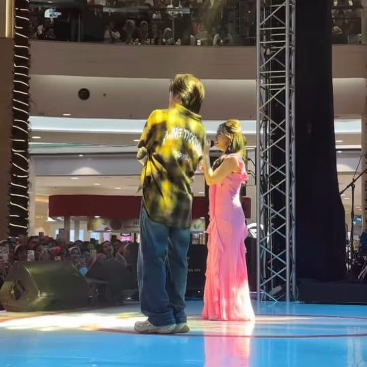 <p>Momen ini pun diabadikan oleh ibunda Naura Ayu yang juga seorang penyanyi, Nola Be3, yang hadir dalam acara tersebut. (Foto: Instagram @riafinola dan @_yedam_official)</p>