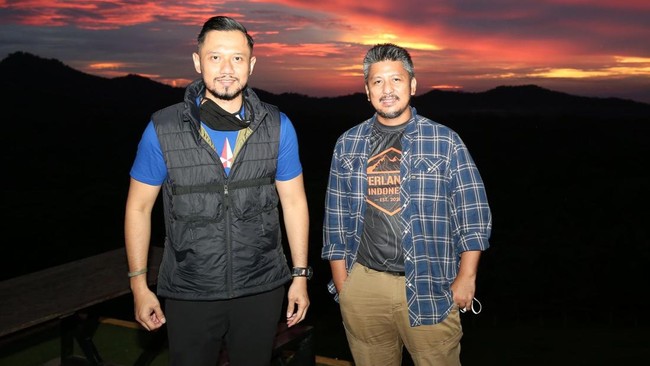 Akhir 2024 lalu, bersama AHY, Renville meraih gelar doktor di Program Studi Pengembangan Sumber Daya Manusia Sekolah Pascasarjana Universitas Airlangga.