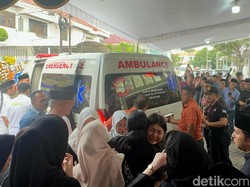 Video Isak Tangis Sambut Kedatangan Jenazah Renville Antonio
