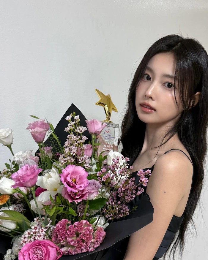 Di tahun yang sama, sang aktris rookie kembali ambil peran di drama Seasons of Blossom. Berkat akting yang apik, ia akhirnya didapuk jadi salah satu pemeran utama dalam Boyhood (2023) dan memenangkan ‘Best New Actress’./ Foto: instagram.com/hyemhyemu