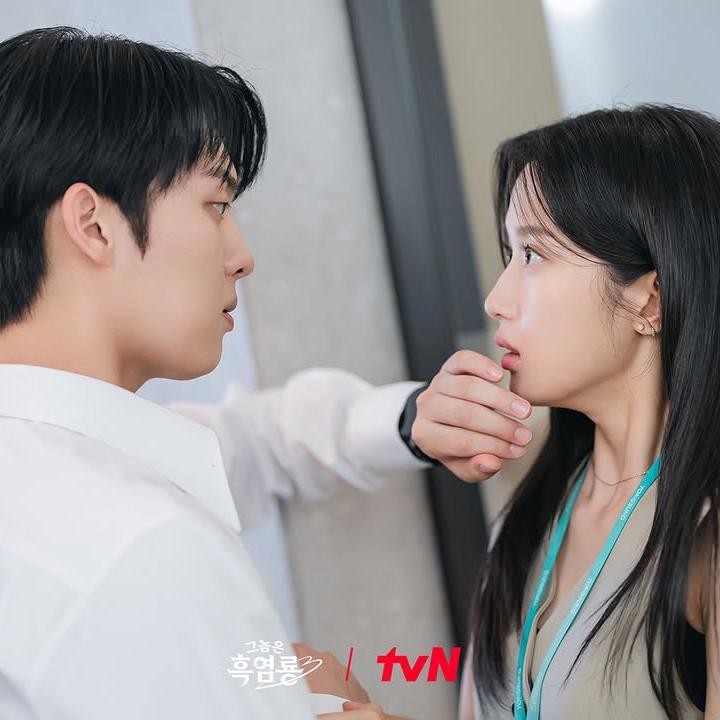 <p>Choi Hyun Wook berperan sebagai Ban Ju Yeon yang merupakan seorang bos. Sementara Moon Ga Young berperan sebagai Baek Su Jeong seorang pegawai. (Foto: tvN)</p>