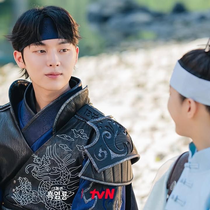 <p>Dalam sejumlah potongan adegan, tampak Ban Ju Yeon dan Baek Su Jeong bertransformasi ke dalam karakter dari<em> online game</em> yang mereka mainkan. (Foto: tvN)</p>