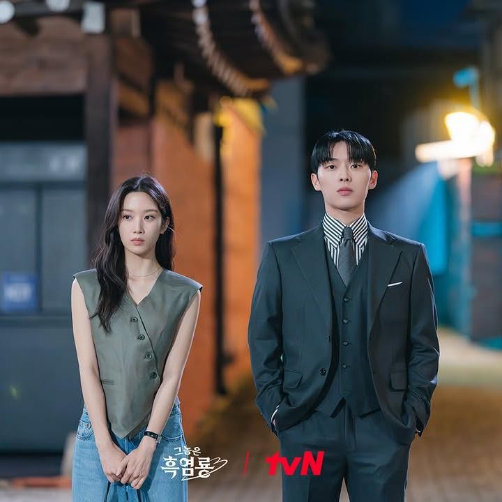<p>Drakor yang diangkat dari webtoon berjudul sama tersebut mengisahkan tentang laki-laki dan perempuan yang pertama kali bertemu saat main game online ketika sekolah. Kemudian 16 tahun berlalu, keduanya bertemu kembali sebagai bos dan pegawai. (Foto: tvN)</p>