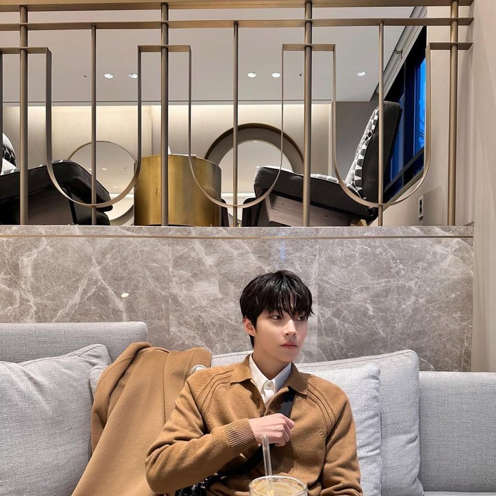 <p>Duh! Potret Hwang In Youp seperti ini membuat penggemarnya serasa menikmati kopi bersama aktor tampan ini. (Foto: Instagram: @hi_high_hiy)</p>