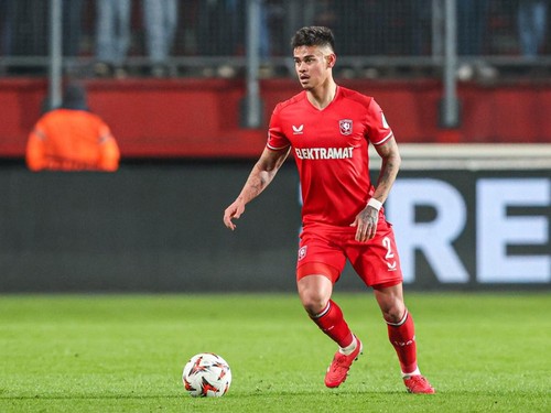 Mees Hilgers Dipepet Crystal Palace, OTW Premier League?