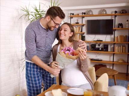 10 Cara Manis Bunda Hamil Rayakan Valentine Bersama Ayah, Bikin Merasa Makin Dicintai