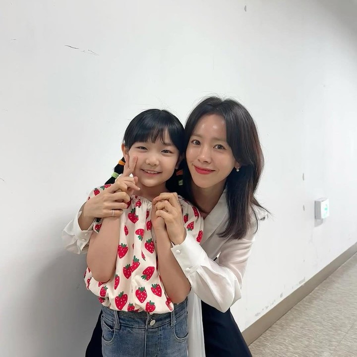 <p>Dalam sejumlah foto yang dibagikan oleh Han Ji Min di Instagram pribadi, tampak interaksi manis keduanya di balik layar drakor Love Scout. (Foto: Instagram @roma.emo)</p>
