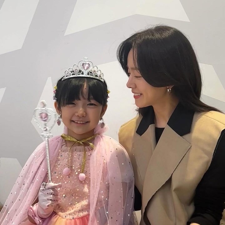 <p>Karakter CEO Kang Ji Yoon diperankan oleh aktris Han Ji Min. Sementara karakter Yu Byul diperankan oleh artis cilik, Ki so Yu. (Foto: Instagram @roma.emo)</p>