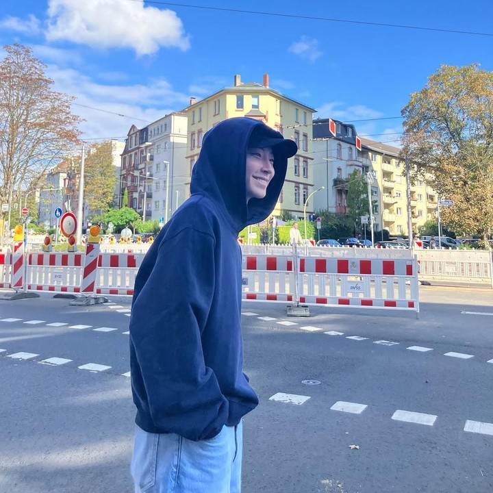 <p>Hwang In Yeop dengan gaya kasualnya seperti ini saja berhasil merebut hati para penggemarnya lebih dari 2 juta likes. (Foto: Instagram: @hi_high_hiy).</p>