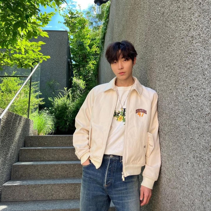 <p>Dengan tampilan jaket dan celana jeans simpel seperti ini, Hwang In Youp memang terlihat boyfriend material ya, Bunda. (Foto: Instagram @hi_high_hiy)</p>