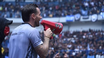 Berita Panas dari Dunia Sport CNN : Tegang Nonton Persebaya, Klok Hampir Naik Whoosh Sebelum Persib Juara