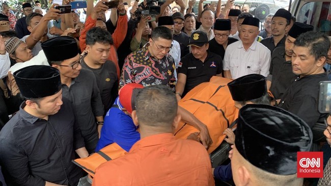 Jenazah almarhum Bendum Demokrat tiba di rumah duka disambut Wagub terpilih Jatim Emil Dardak dan istri, serta istri dari Ketum Demokrat AHY, Annisa Pohan.