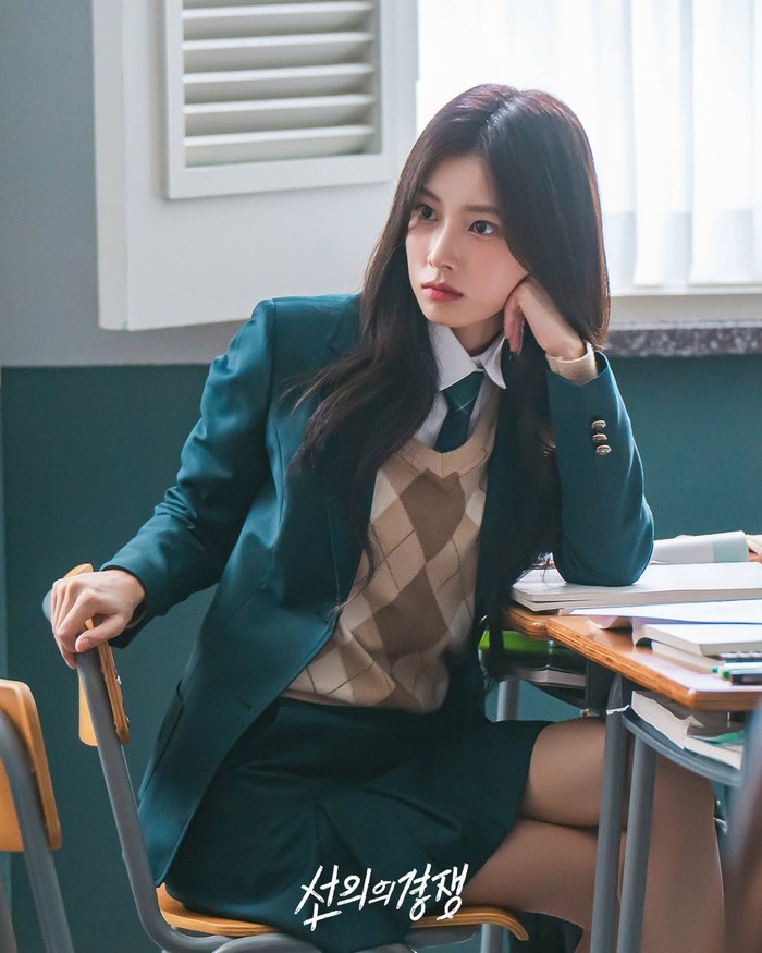 Joo Ye Ri sangat terobsesi dengan penampilan, kemewahan, dan status sosial dibandingkan dengan nilai akademiknya di SMA elit tersebut. Demi memerankan karakter Ye Ri, Kang Hye Won totalitas menurunkan berat badan hingga 37 kg./ Foto: soompi.com