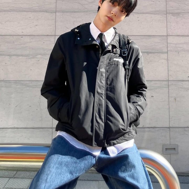 <p>Kalau Hwang In Youp menggunakan outfit seperti ini pasti mengingatkan Bunda dengan <em>boy-crush</em> pada saat Bunda berkuliah. (Foto: Instagram: @hi_high_hiy)</p>