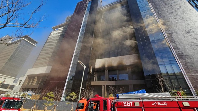Setidaknya enam orang tewas dan 25 luka-luka dalam insiden kebakaran di lokasi konstruksi hotel di Busan, Korea Selatan, Jumat (14/2).
